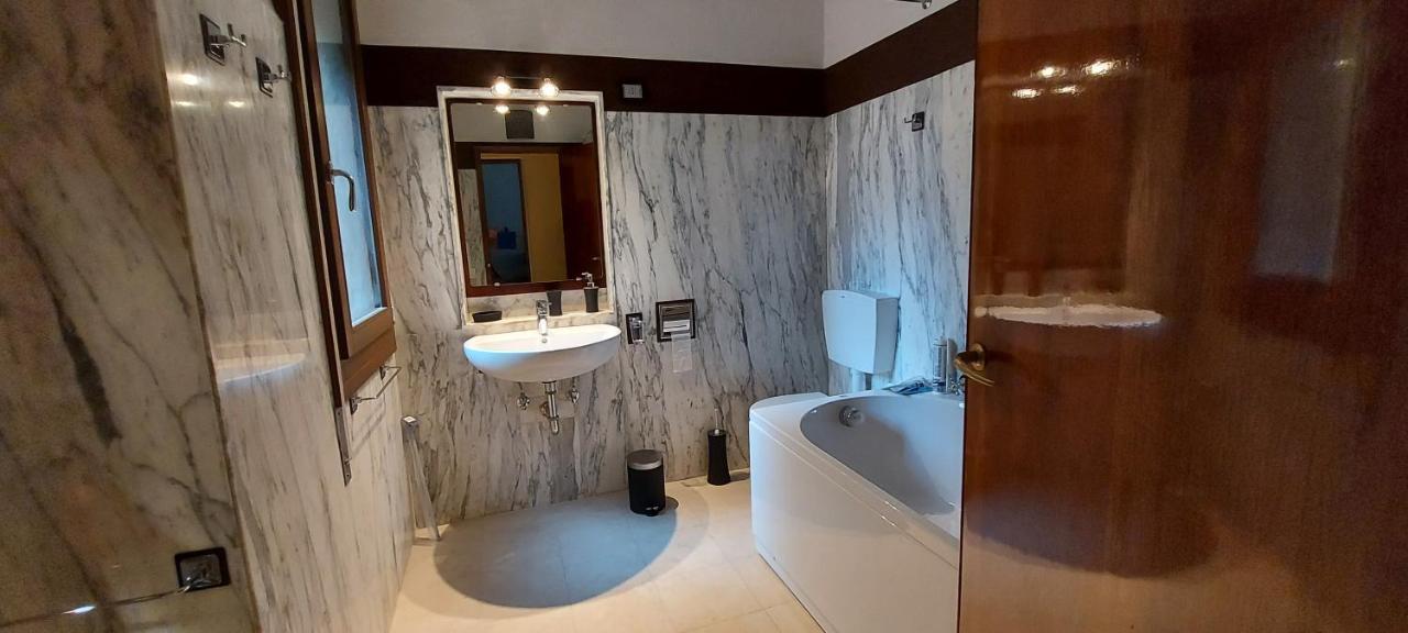 Antico Rio Acqua Dolce Apartment Венеція Екстер'єр фото